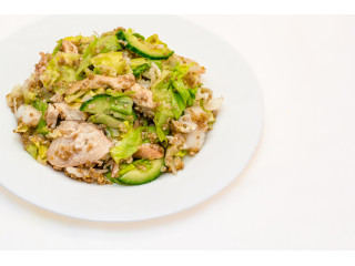 Салат с киноа, курицей и йогуртовой заправкой